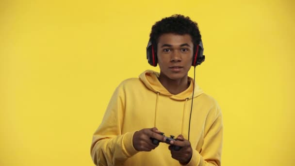 Kyiv Ukraine Oktober 2019 Afrikanisch Amerikanischer Teenager Spielt Videospiel Isoliert — Stockvideo