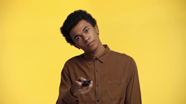 Африканский Американский Подросток Смотрит Телевизор Изолированный Желтый — стоковое видео