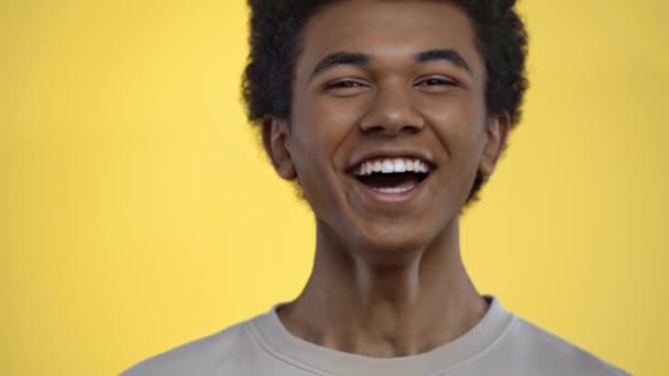 Afrikaans Amerikaanse Tiener Glimlachen Camera Geïsoleerd Geel — Stockvideo