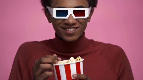 African American Teenager Watching Movie Isolated Pink — Stock Video