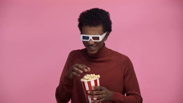 Africano Americano Adolescente Assistindo Filme Isolado Rosa — Vídeo de Stock