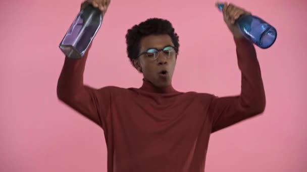 Adolescent Afro Américain Dansant Avec Des Bouteilles Isolées Sur Rose — Video