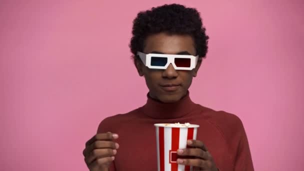 Africano Americano Adolescente Viendo Película Aislado Rosa — Vídeos de Stock