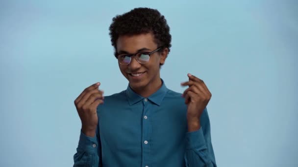 Afrikansk Amerikansk Tonåring Visar Pengar Gest Isolerad Blå — Stockvideo