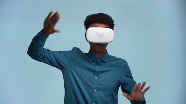 Afrikanisch Amerikanischer Teenager Mit Virtual Reality Headset Isoliert Auf Blau — Stockvideo