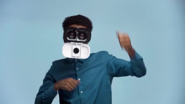 Adolescente Afroamericano Con Auriculares Realidad Virtual Aislados Azul — Vídeo de stock