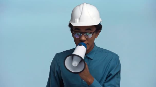 Africký Americký Teenager Mluví Reproduktorem Izolované Modré — Stock video