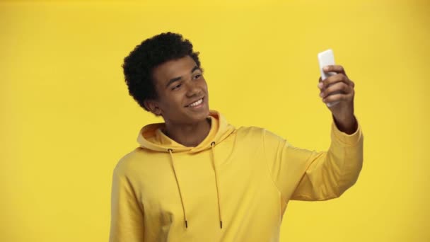 Adolescent Afro Américain Prenant Selfie Isolé Sur Jaune — Video