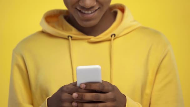 Vista Cortada Adolescente Afro Americano Usando Smartphone Isolado Amarelo — Vídeo de Stock