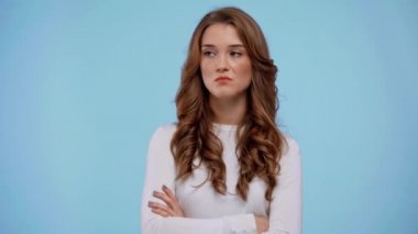 Kollarını çapraz yapmış üzgün bir kadın.