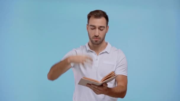 Homem Lendo Segurando Acima Cabeça Livro Isolado Azul — Vídeo de Stock