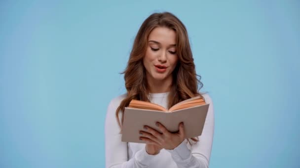 Mulher Leitura Livro Isolado Azul — Vídeo de Stock