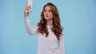 Mavi renkte selfie çeken kadın.