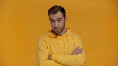Sarı renkli parmakları olan bir adam.