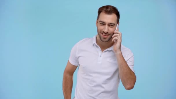 Lächelnder Mann Spricht Auf Smartphone Isoliert Auf Blauem Grund — Stockvideo