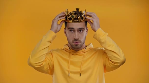 Homem Usando Coroa Isolada Amarelo — Vídeo de Stock