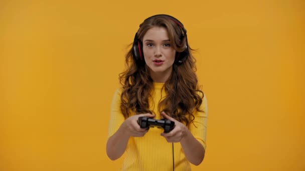 Quiiv Ucrânia Setembro 2019 Mulher Jogando Videogame Isolada Amarelo — Vídeo de Stock