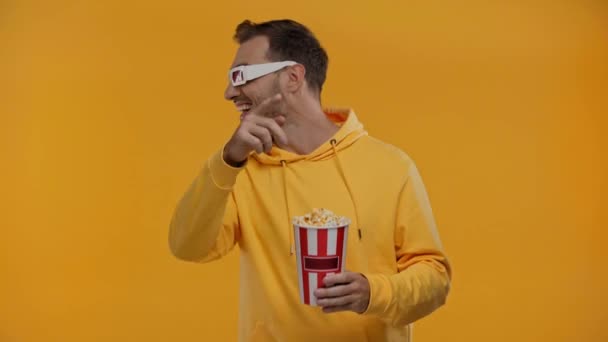 Hombre Gafas Apuntando Con Dedo Aislado Amarillo — Vídeos de Stock