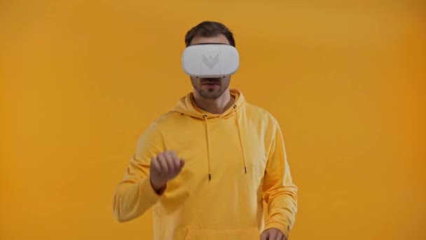Людина Гарнітурою Віртуальної Реальності Ізольована Жовтому — стокове відео