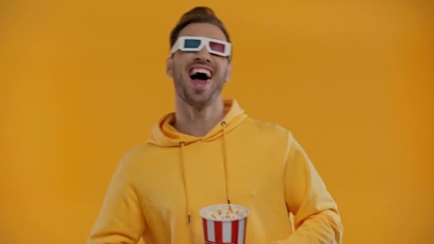 Mann Isst Popcorn Und Sieht Film Isoliert Auf Gelb — Stockvideo
