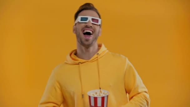 Hombre Comiendo Palomitas Maíz Viendo Películas Aisladas Amarillo — Vídeos de Stock