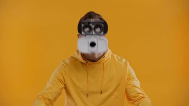 男子跳舞与虚拟现实耳机隔离在黄色 — 图库视频影像