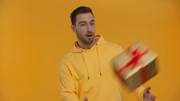 Homem Sorrindo Prende Presentes Isolados Amarelo — Vídeo de Stock