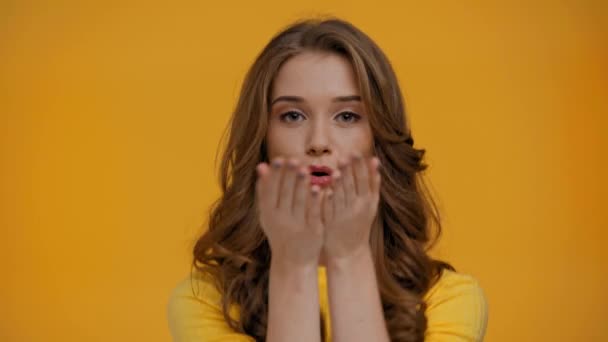 Kobieta Dmuchanie Pocałunek Odizolowany Żółty — Wideo stockowe