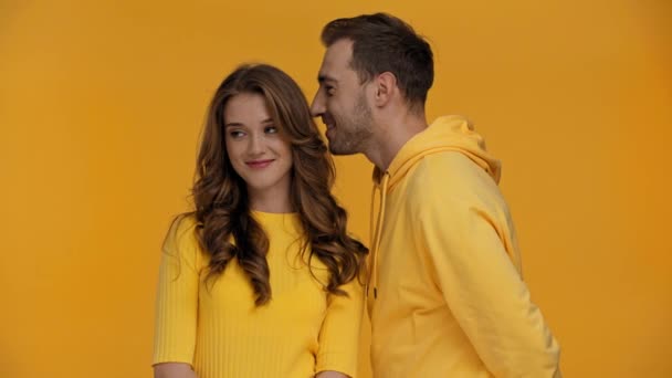 Namorado Dizendo Segredo Para Namorada Isolado Amarelo — Vídeo de Stock