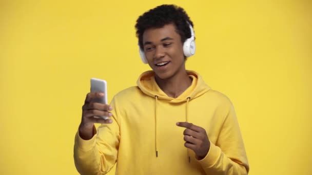 Afrikaans Amerikaanse Tiener Met Video Chat Geïsoleerd Geel — Stockvideo