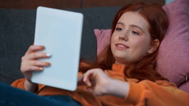 Sorridente Rossa Adolescente Utilizzando Tablet Digitale — Video Stock