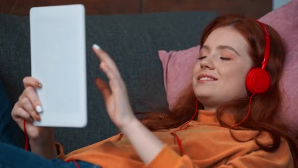 Positives Teenager Mädchen Kopfhörern Mit Digitalem Tablet — Stockvideo