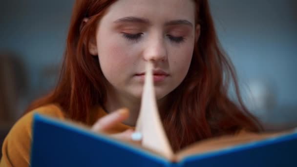 Внимательная Рыжая Девушка Подросток Читает Книгу — стоковое видео