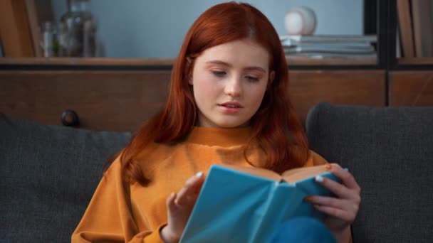 Lächelnd Rothaarige Teenager Mädchen Buch Lesen — Stockvideo