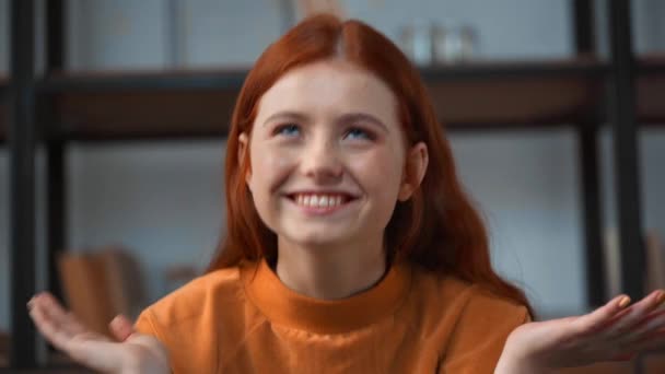 Mutlu Kızıl Saçlı Genç Konuşuyor Sallıyor — Stok video
