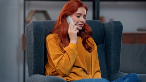Веселая Рыжая Девушка Подросток Разговаривает Смартфоне — стоковое видео