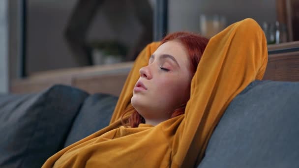 Kelelahan Gadis Remaja Duduk Dengan Tangan Belakang Kepala — Stok Video