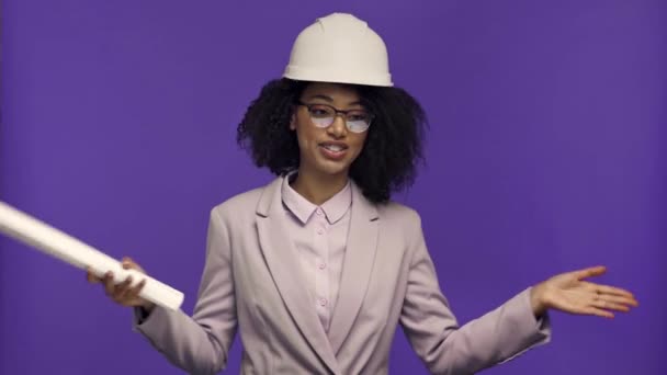 Sonriente Ingeniero Afroamericano Hablando Aislado Púrpura — Vídeo de stock