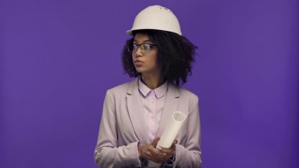 Ingeniero Afroamericano Serio Asintiendo Aislado Púrpura — Vídeo de stock
