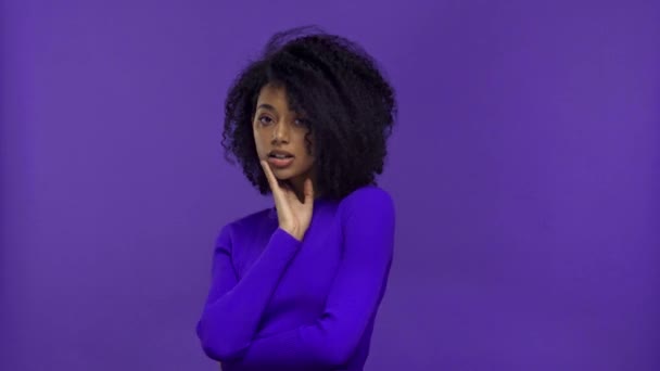 Donna Afroamericana Sorridente Posa Isolata Sul Viola — Video Stock