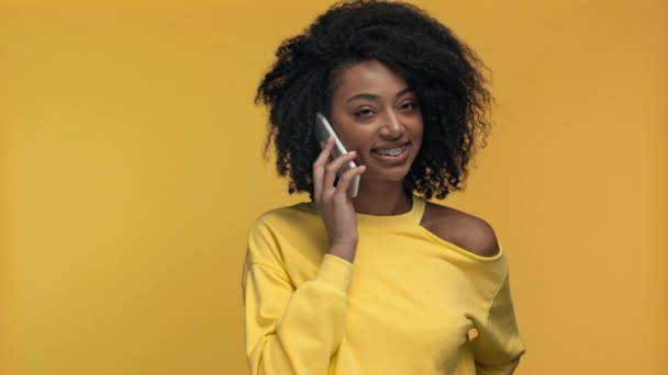 Sorrindo Mulher Afro Americana Falando Smartphone Isolado Amarelo — Vídeo de Stock