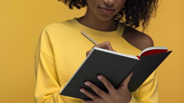 Visão Recortada Mulher Afro Americana Escrevendo Caderno Isolado Amarelo — Vídeo de Stock