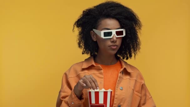Mujer Afroamericana Tensa Tomando Fotos Cine Aislado Amarillo — Vídeo de stock