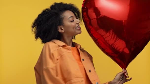 Glimlachen Afrikaans Amerikaanse Vrouw Houden Ballon Geïsoleerd Geel — Stockvideo