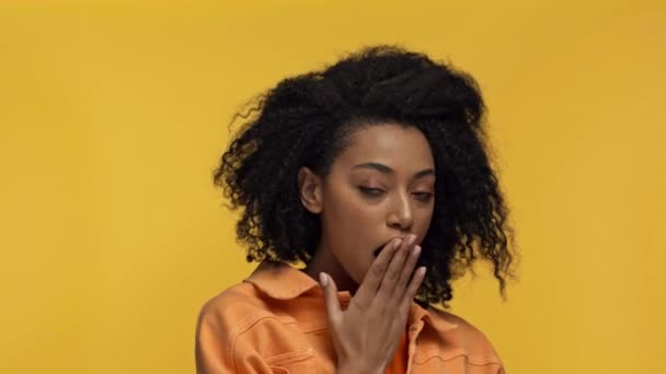 Chocado Afro Americano Mulher Isolada Amarelo — Vídeo de Stock
