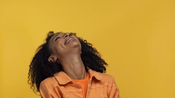 Mulher Afro Americana Sorrindo Isolado Amarelo — Vídeo de Stock