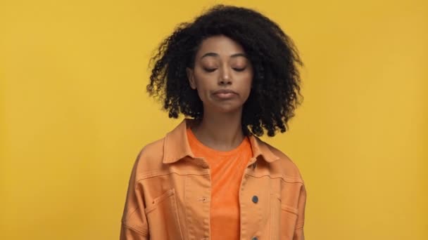 Mujer Afroamericana Irritada Mostrando Gesto Encogimiento Aislado Amarillo — Vídeo de stock