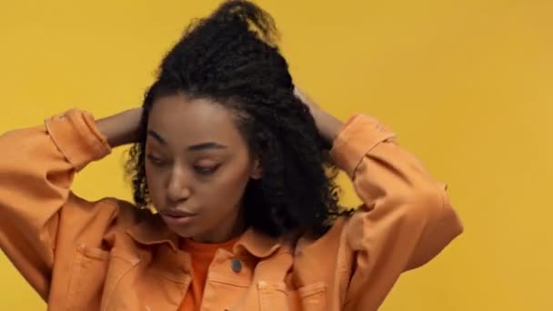 Irritado Afro Americano Mulher Isolada Amarelo — Vídeo de Stock