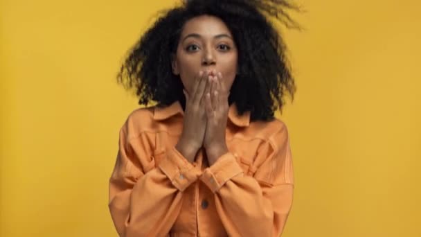 Surpreso Afro Americano Mulher Acenando Isolado Amarelo — Vídeo de Stock