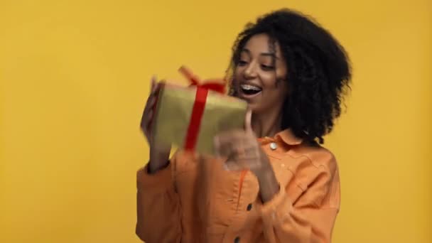 Sorridente Donna Afro Americana Possesso Dono Isolato Giallo — Video Stock